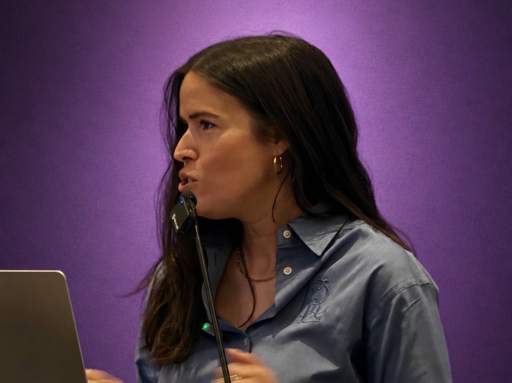 Miriam Lao impartiendo una ponencia