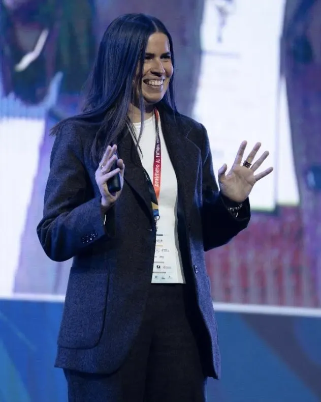 Miriam Lao sonriendo sobre el escenario de un congreso