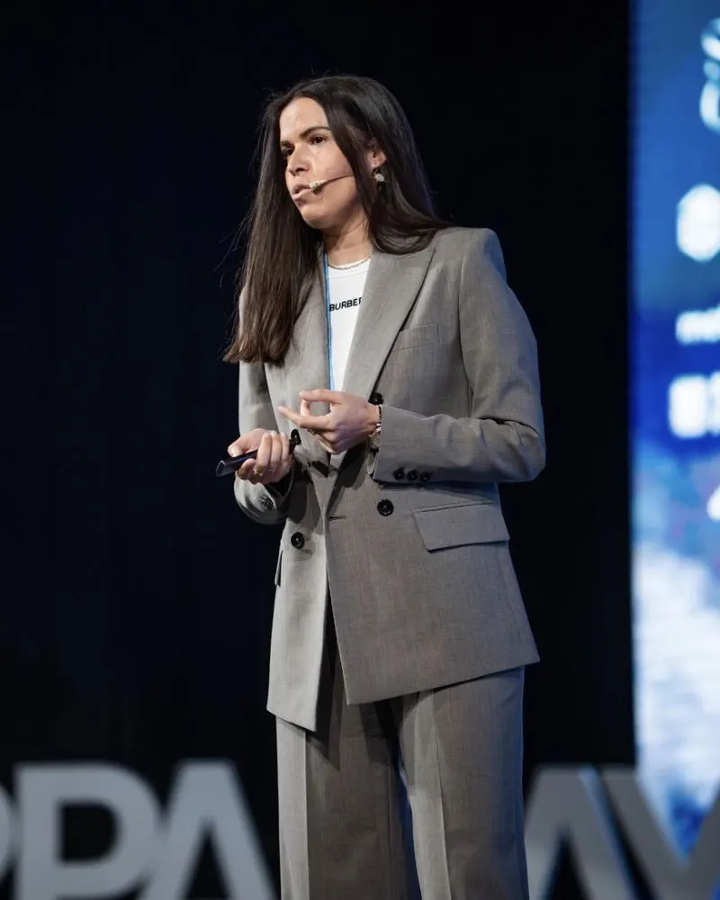 Miriam Lao como ponente en un evento del sector